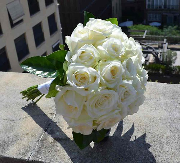 bouquet-mariee-roses-blanches