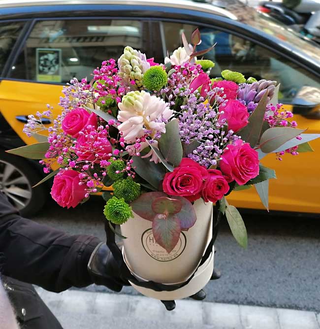 Boîte à chapeau fleurie composée de fleurs séchées et fleurs